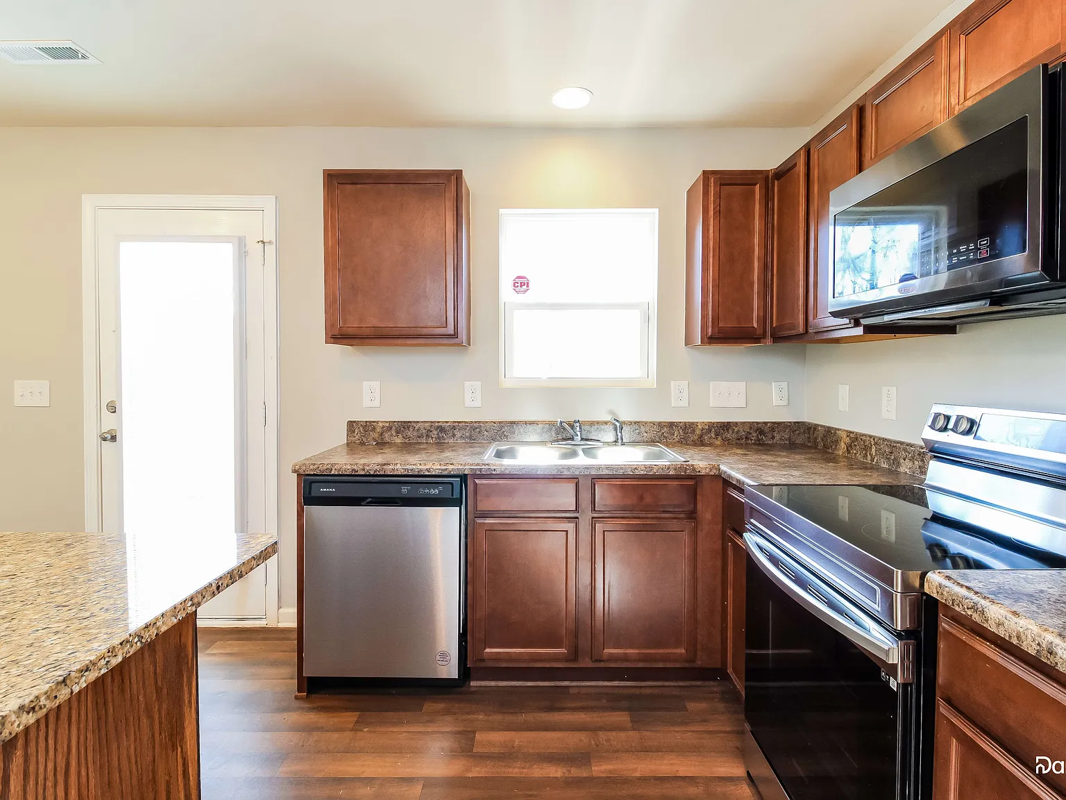 3 bed, 2.5 bath, 1709 sqft, $1,855 — Photo 3