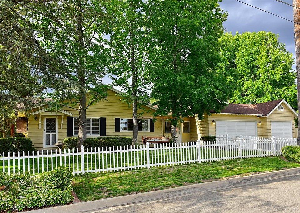 2nd image of 256 Inverness Pl