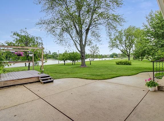 4th image of 8 N Salem Dr