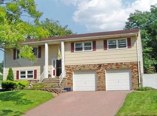 4 Stradford Rd, Parlin, NJ 08859