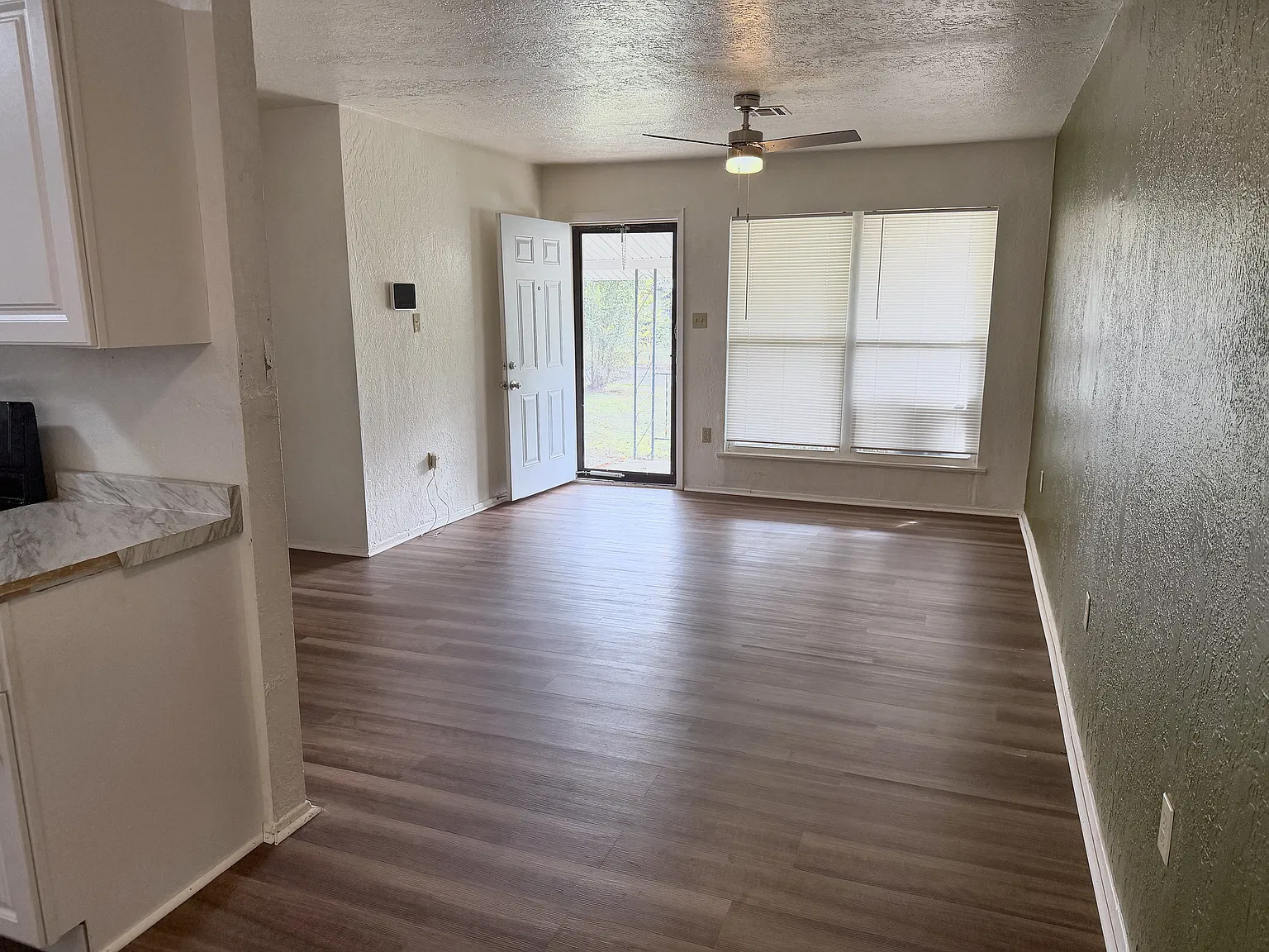 3 bed, 800 sqft, $1,000 — Photo 2