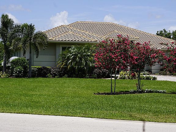 3rd image of 8060 Plantation Lakes Dr