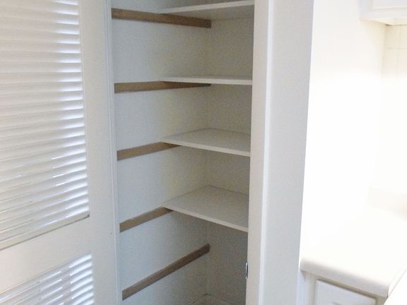 3rd image of 8701 Delmar Blvd APT 4E