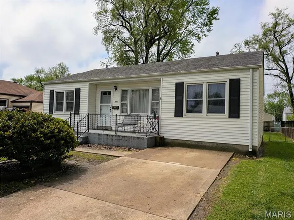 824 Loekes Dr, Florissant, MO 63031