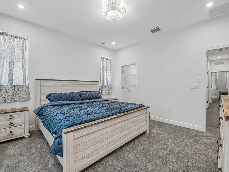 930 SW Prairie Ave — Photo 50
