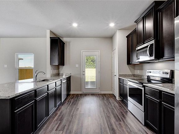 4th image of 116 Continental Ave