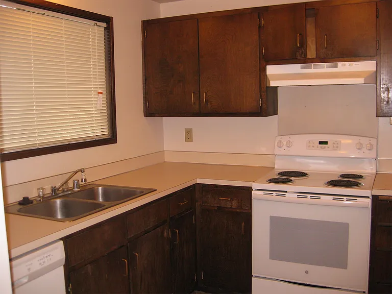 925 Coburg Rd #8 — Photo 4