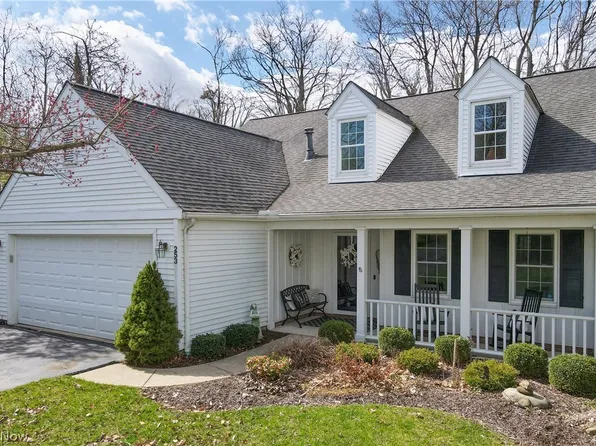 253 Manor Brook Dr, Chagrin Falls, OH 44022