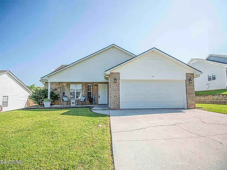 3 bed, $2,200 — Photo 2