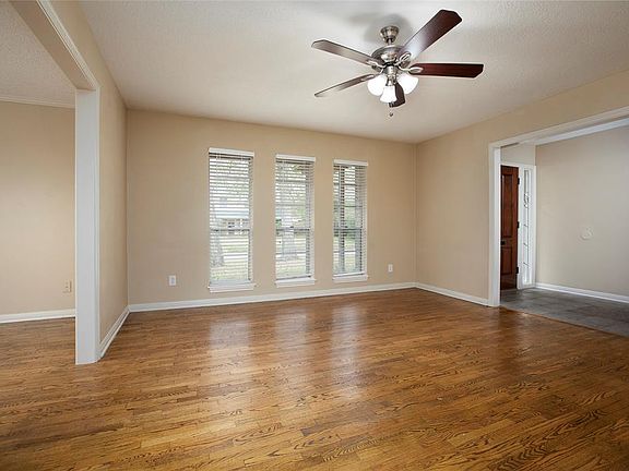 4th image of 414 Willow Vista Dr