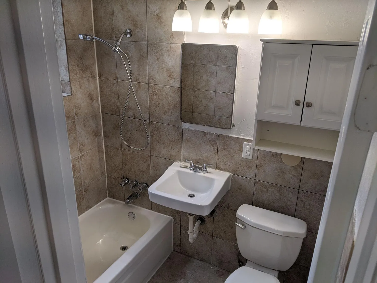 2505 Kenton St — Photo 4