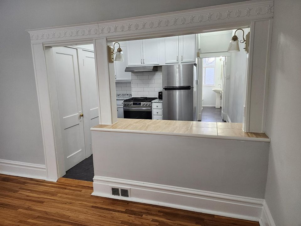 Middle Room Looking into the kitchen