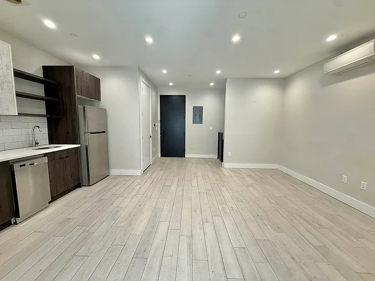 1544 Brooklyn Ave #1R — Photo 2