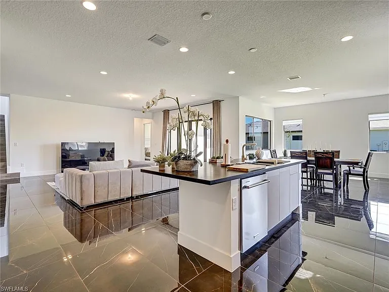 5126 Penella Ave — Photo 12