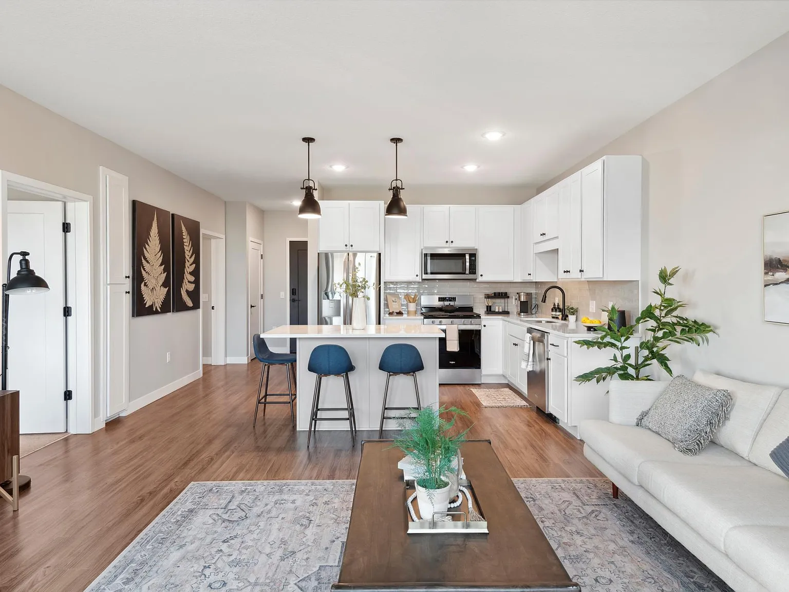 1 bed, 1.0 bath, 899 sqft, $2,522 — Photo 2
