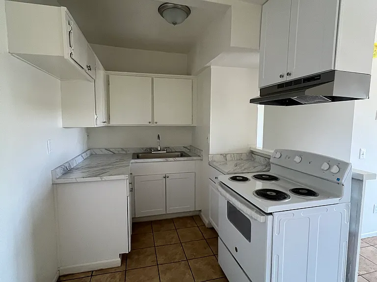 Lennox Lanai Apartments — Photo 12