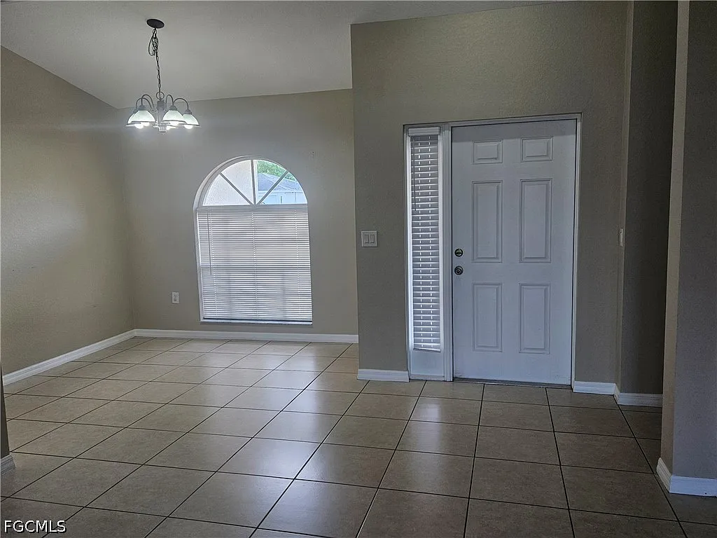 3 bed, 2.0 bath, 1620 sqft, $1,800 — Photo 3