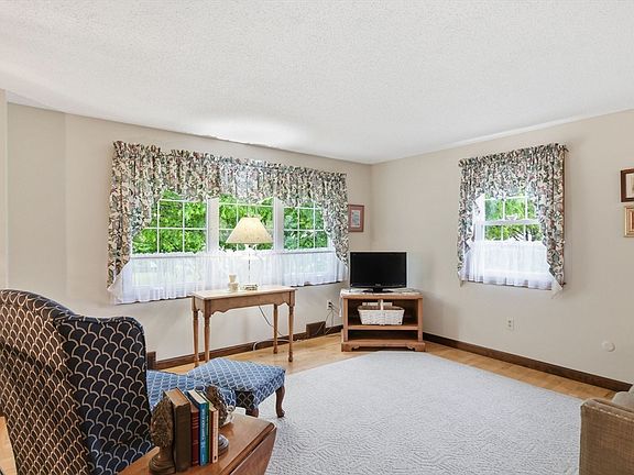 4th image of 68 Deepfield Rd