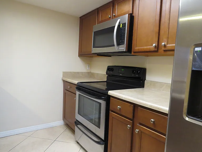 910 SW 56th Ter — Photo 18