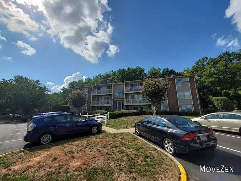 1641 Arlyn Cres E — Photo 15