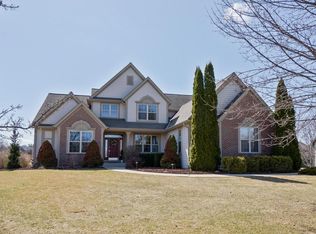 W130N6631 Daylily Dr, Menomonee Falls, WI 53051