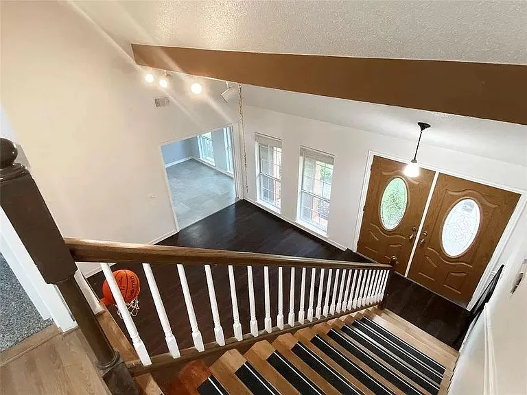 1316 Dunbarton Dr — Photo 3