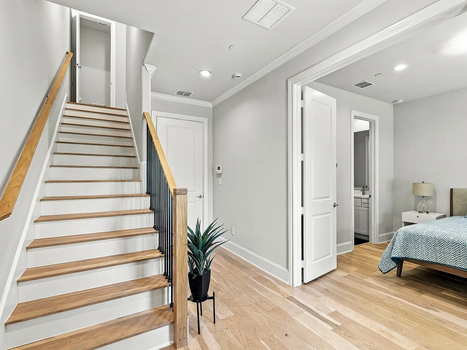 3 bed, 3.5 bath, 2047 sqft, $4,500 — Photo 3