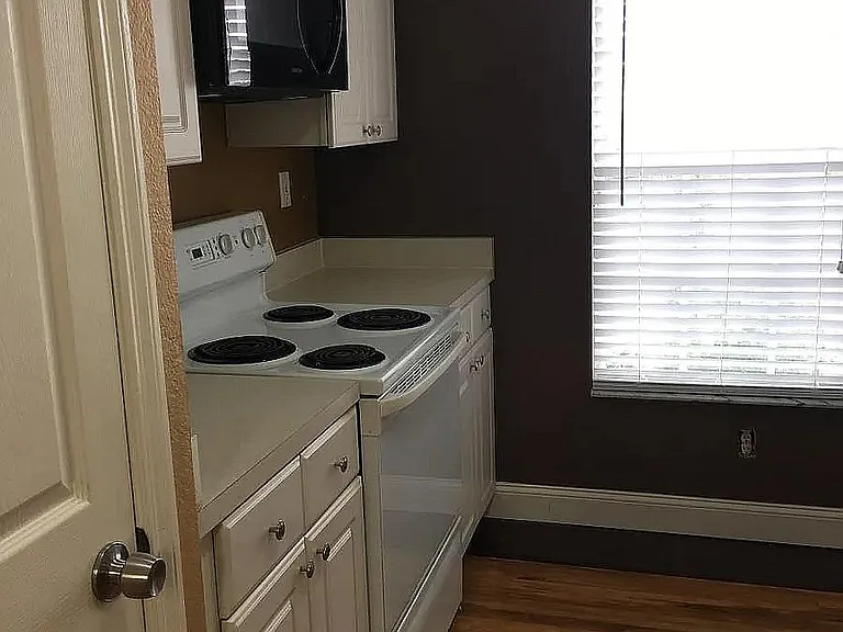 10570 Windsor Lake Ct — Photo 6