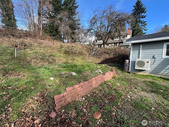 5th image of 1915 SE Spring Road