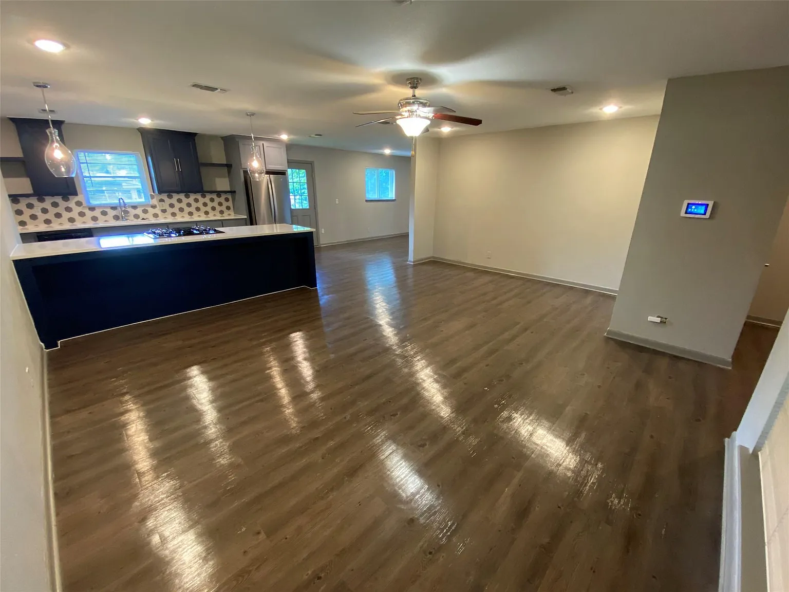 1004 Holiday Dr — Photo 3