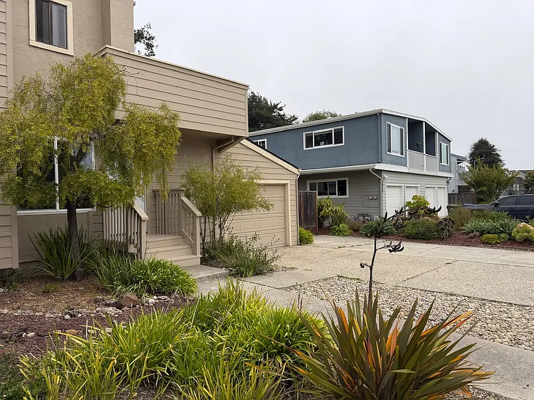 2069 Dolphin Dr — Photo 2