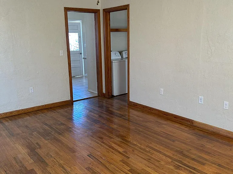 917 Ross St — Photo 3