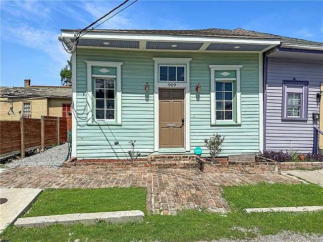 1st image of 909 N Derbigny St