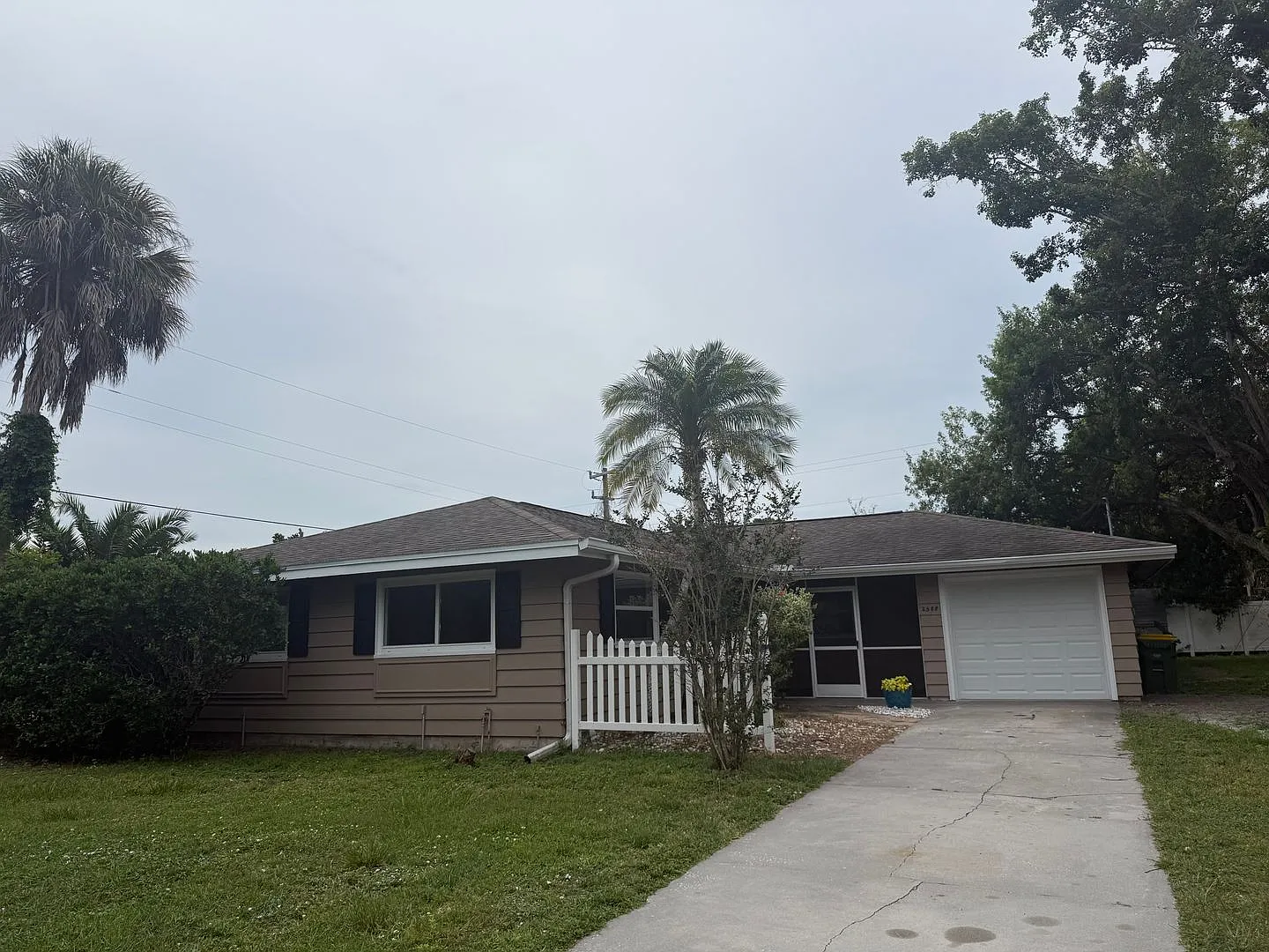 3 Bedroom 2 Bath Single Family Home w/Garage & Bonus Room — Photo 1