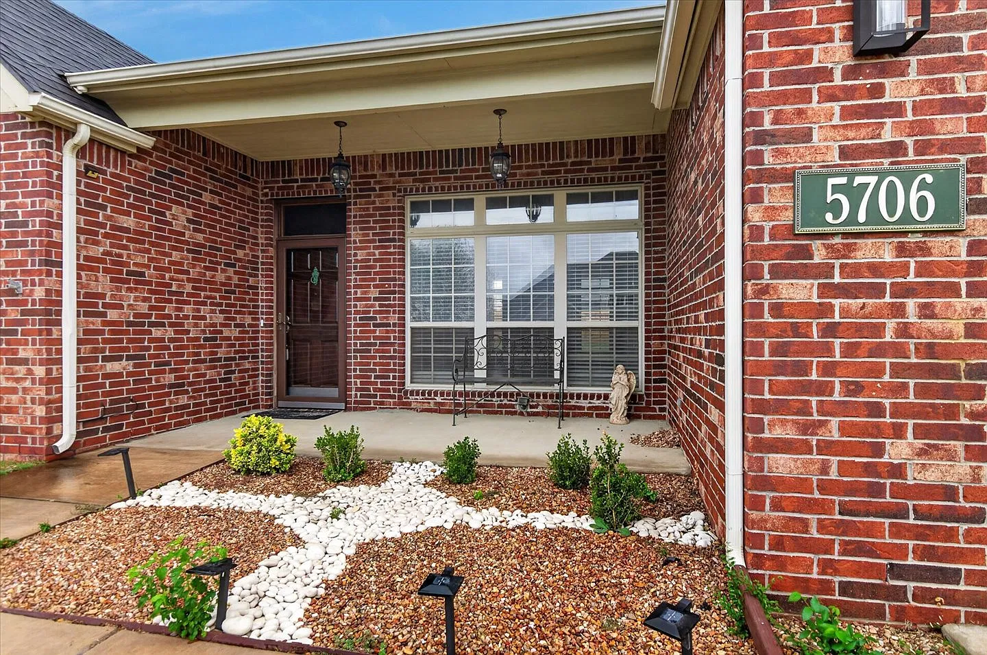 3 bed, 2.0 bath, 2030 sqft, $2,000 — Photo 3