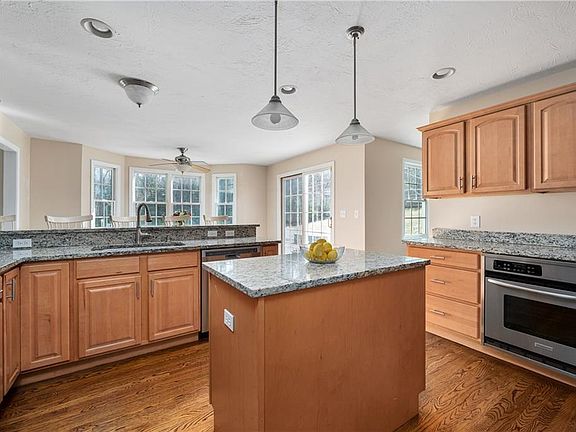 5th image of 11 Hart Pond Dr