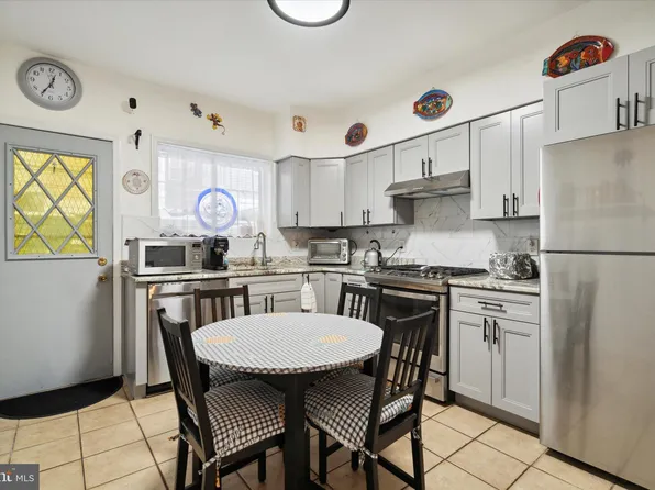 2426 S 10th St, Philadelphia, PA 19148