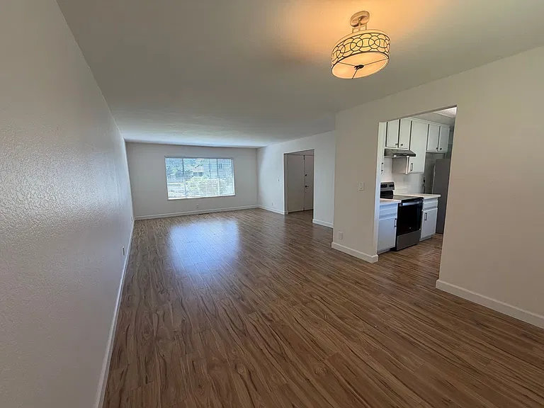 727 Hathaway Ct — Photo 2