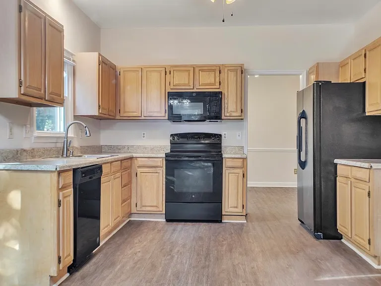 207 Essex Dr — Photo 7