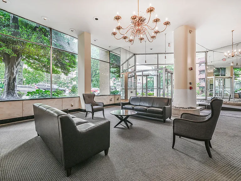 Connecticut House Apartments — Photo 17
