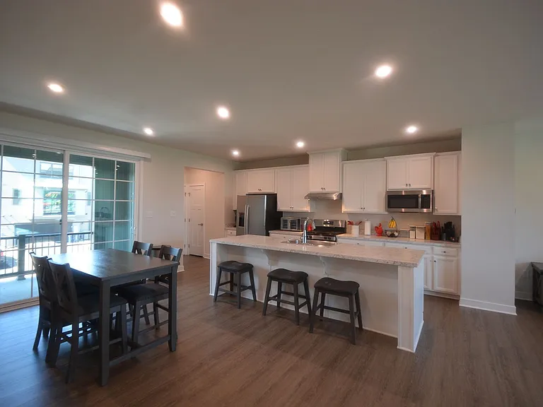 323 E Cochran St — Photo 3