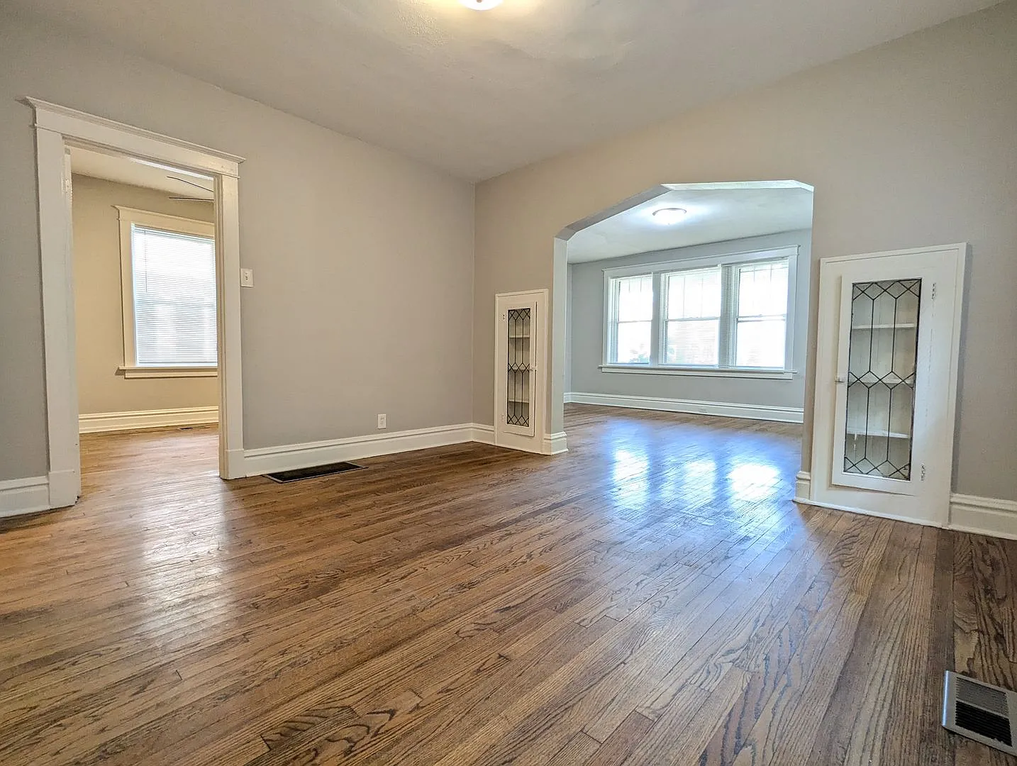 Spacious and freshly updated 2 bedroom — Photo 2