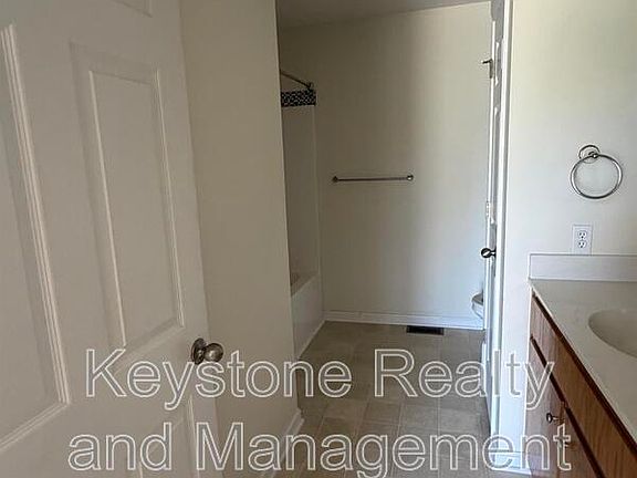 5th image of 163 W Oak St