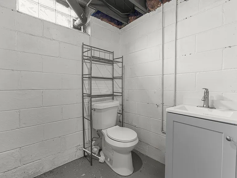 21311 Outer Dr — Photo 24