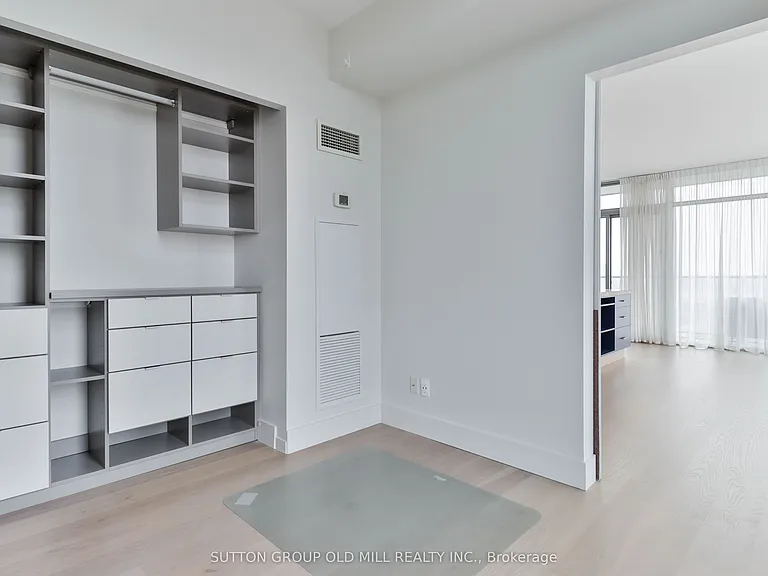 105 The Queensway #2110 — Photo 20