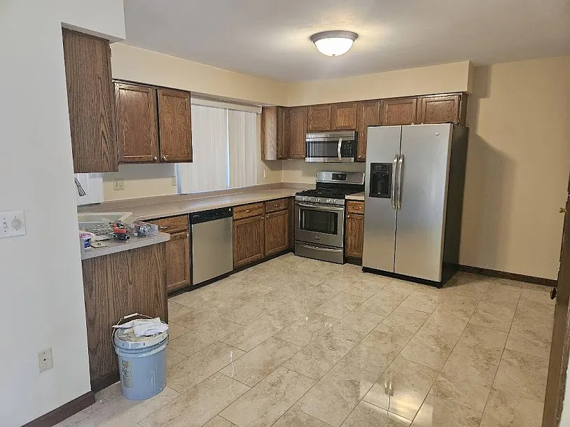 3 bed, 2400 sqft, $2,475 — Photo 3