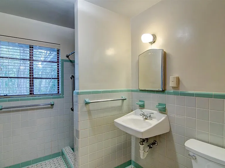 2049 NW 9th Ave — Photo 17