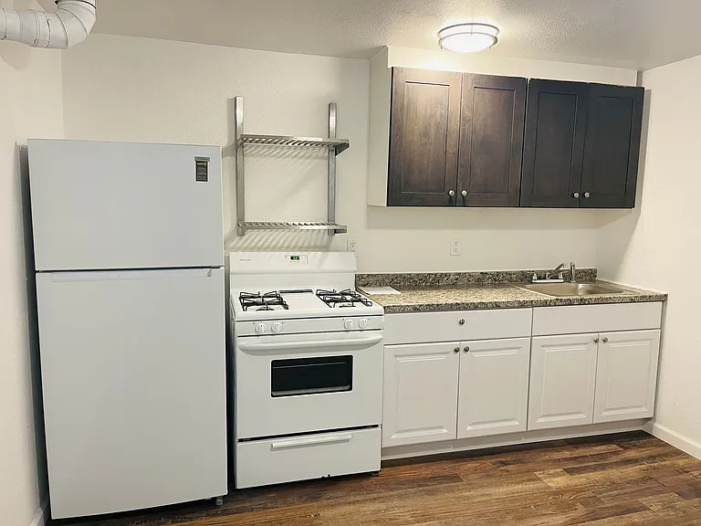 921 E 4th St #14 — Photo 1