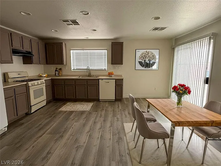 8012 Dutch Villas St — Photo 5