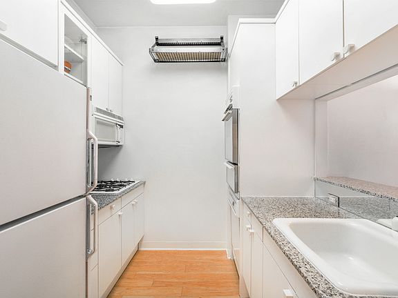 4th image of 200 E 32nd St APT 10C